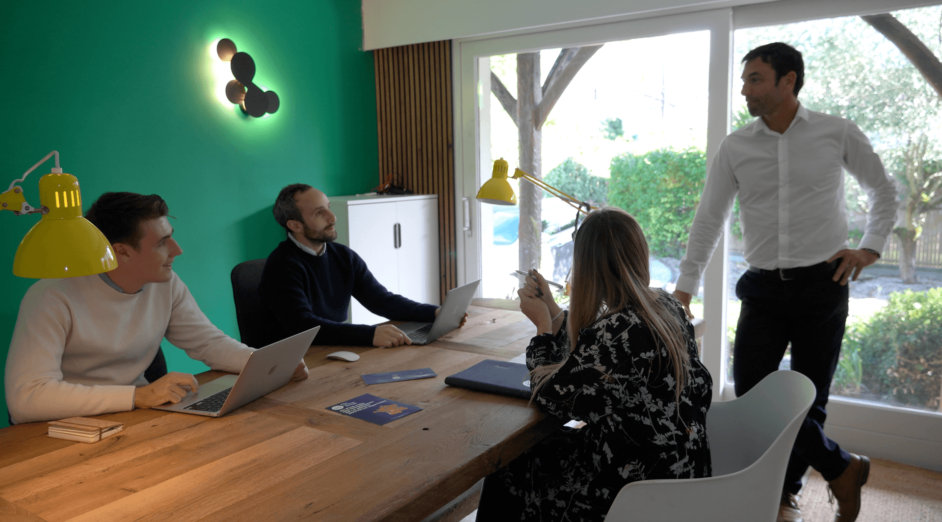 Réunion de partenaires commerciaux